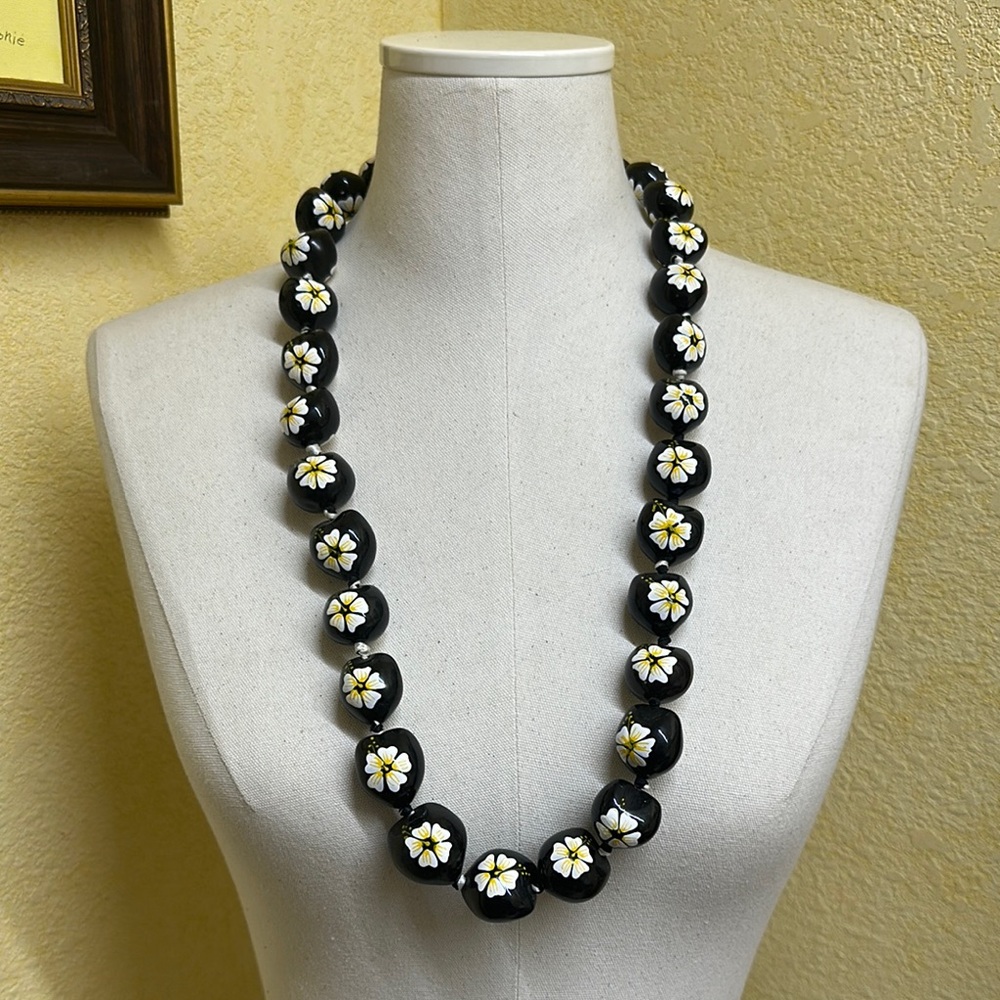 Black With White Flower Kukui Nut Lei Necklace